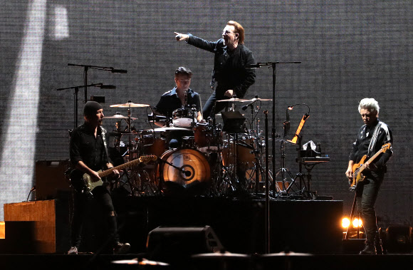 아일랜드 출신의 세계적인 록밴드 U2가 8일 서울 구로구 고척스카이돔에서 열정적인 공연을 펼치고 있다. 이번 내한 공연은 U2 결성 이후 43년 만에 처음 이뤄진 것이다.<br>연합뉴스