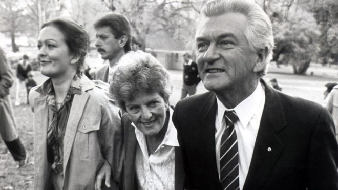 법원 문서를 통해 충격적인 사실이 드러난 딸 로슬린 딜론(왼쪽부터)이 1987년 어머니 헤이즐, 아버지이자 호주 총리 밥 호크와 나란히 한 행사에 참가하고 있다. AFP 자료사진 