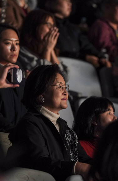 김정숙 여사가 지난 8일 오후 서울 구로구 고척스카이돔에서 열린 록밴드 U2의 ‘죠슈아 트리 투어 2019’ 서울 공연을 관람하고 있다. 2019.12.9. 청와대 제공