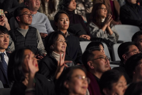 김정숙 여사가 지난 8일 오후 서울 구로구 고척스카이돔에서 열린 록밴드 U2의 ‘죠슈아 트리 투어 2019’ 서울 공연을 관람하고 있다. 2019.12.9. 청와대 제공