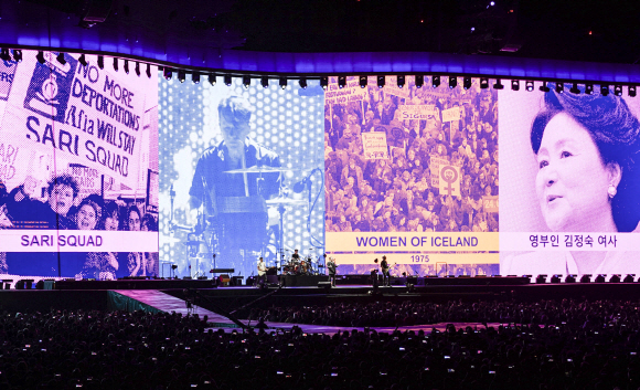 김정숙 여사가 지난 8일 오후 서울 구로구 고척스카이돔에서 열린 록밴드 U2의 ‘죠슈아 트리 투어 2019’ 서울 공연을 관람하고 있다. 2019.12.9. 청와대 제공