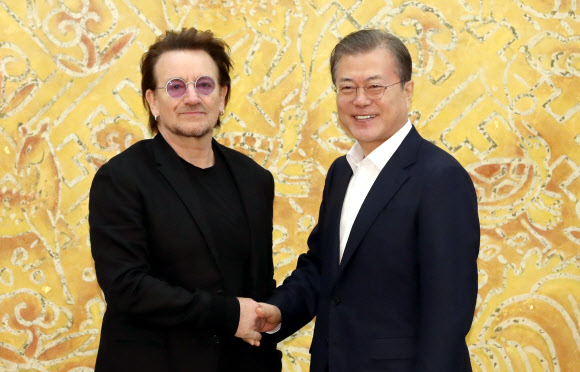 악수하는 문 대통령과 록밴드 ‘U2’ 보노