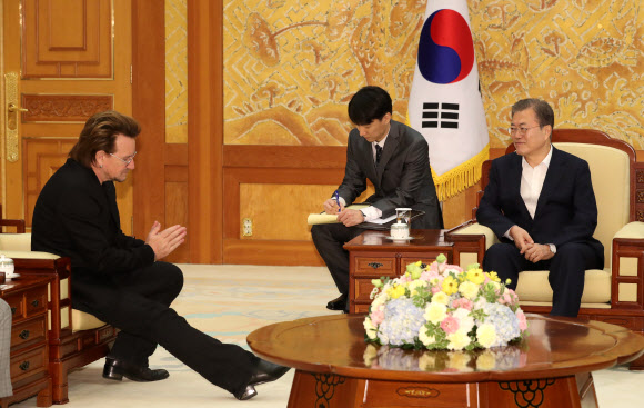 문 대통령, 록밴드 ‘U2’ 보노 접견