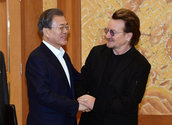 문재인 대통령이 9일 오전 청와대 본관 접견실에서 록밴드 U2의 리더 보노와 인사를 나누고 있다. 2019. 12.9 도준석 기자pado@seoul.co.kr
