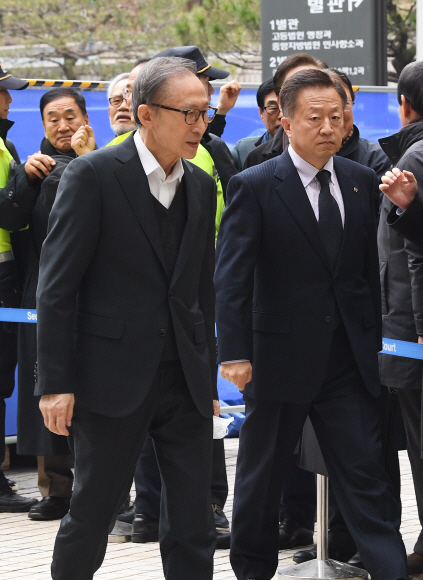 다스 자금 횡령과 뇌물수수 의혹을 받고 있는 이명박 전 대통령이 9일 서울고등법원에서 열린 특정범죄가중처벌법상 뇌물 등 항소심 공판에 출석하며 지지자들을 바라보고 있다. 2019.12.9. 오장환 기자 5zzang@seoul.co.kr