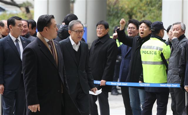 이명박, 지지 속 공판 출석