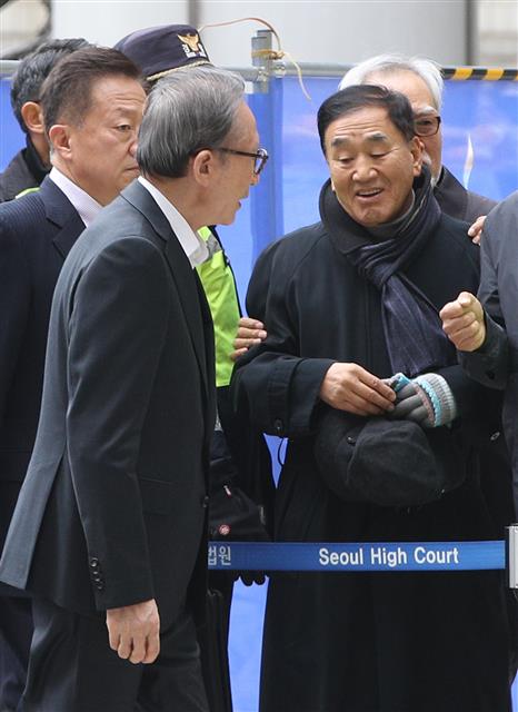 이재오 응원 받으며 법정 향하는 MB