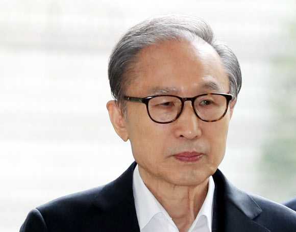 항소심 속행공판 출석한 이명박