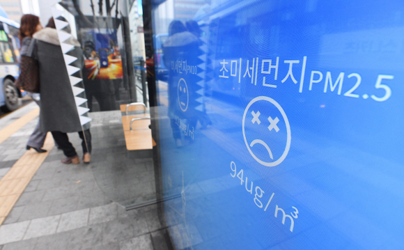 초미세먼지 농도가 나쁨 수준을 보인 10일 서울 광화문네거리 인근 버스정류장 안내판에 미세먼지 농도를 알리는 안내 화면이 표출되고 있다. 2019.12.10 오장환 기자 5zzang@seoul.co.kr