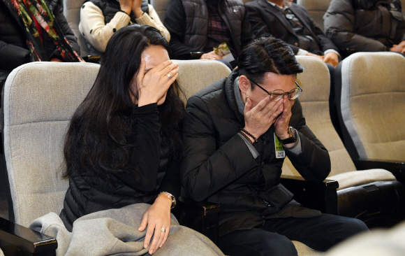 정기국회 마지막 날인 10일 여야가 국회에서 본회의를 열고 어린이 교통안전 강화 내용을 담은 ‘민식이법’ 등 비쟁점법안을 처리했다. 이날 본회의장 방청석을 찾은 김민식군의 부모가 법안이 통과되는 모습을 지켜보며 눈물을 훔치고 있다.  정연호 기자 tpgod@seoul.co.kr