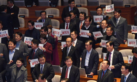 10일 오후 국회 본회의에서 자유한국당 의원들이 문희상 국회의장이 내년도 예산안을 상정하자 항의하고 있다. 2019.12.10.    정연호 기자  tpgod@seoul.co.kr
