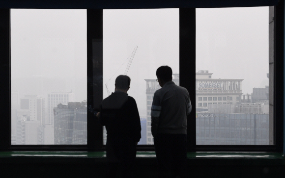 중국의 고농도 미세먼지가 유입되어 수도권 지역을 비롯해 전국 곳곳에 비상저감조치가 시행된 11일 서울 도심이 미세먼지로 인해 뿌옇게 보이고 있다. 2019.12.11 오장환 기자 5zzang@seoul.co.kr