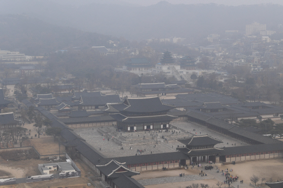 중국의 고농도 미세먼지가 유입되어 수도권 지역을 비롯해 전국 곳곳에 비상저감조치가 시행된 11일 서울 도심이 미세먼지로 인해 뿌옇게 보이고 있다. 2019.12.11 오장환 기자 5zzang@seoul.co.kr