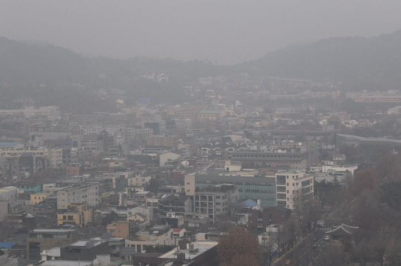 중국의 고농도 미세먼지가 유입되어 수도권 지역을 비롯해 전국 곳곳에 비상저감조치가 시행된 11일 서울 도심이 미세먼지로 인해 뿌옇게 보이고 있다. 2019.12.11 오장환 기자 5zzang@seoul.co.kr