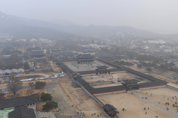 중국의 고농도 미세먼지가 유입되어 수도권 지역을 비롯해 전국 곳곳에 비상저감조치가 시행된 11일 서울 도심이 미세먼지로 인해 뿌옇게 보이고 있다. 2019.12.11 오장환 기자 5zzang@seoul.co.kr