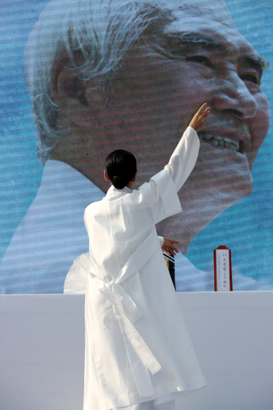 “넋풀이춤으로 편히 쉬시길”