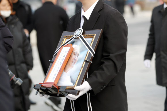 5?18광장 도착한 고(故) 오종렬 선생 영정사진