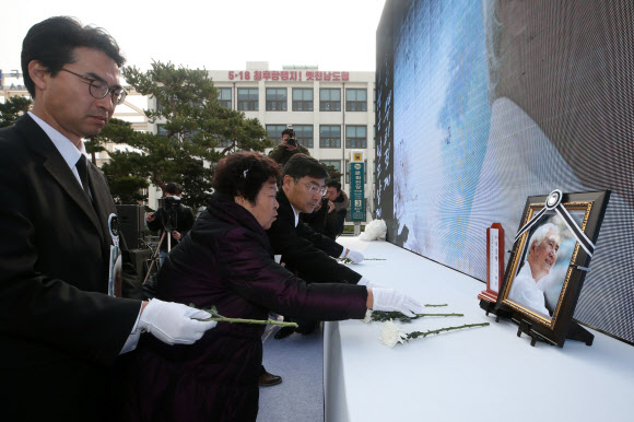 헌화하는 고(故) 오종렬 선생 유가족