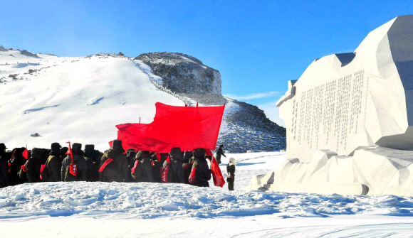 북한 노동당 기관지 노동신문은 11일 전국 당 선전일꾼 백두산지구 혁명전적지답사 행군대가 지난 10일 혁명의 성산 백두산을 답사했다고 보도했다. 신문은 “백두산지구 혁명전적지 답사를 통한 혁명정신 무장사업에서 다시 한번 된바람을 일으키자”라고 강조했다. 평양 노동신문/뉴스1