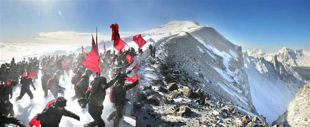 北 노동신문 “당 일꾼들, 혁명의 성산 백두산 답사”