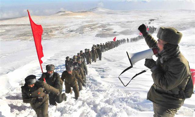 北 노동당 일꾼들 백두산 답사…“혁명정신 된바람 일으키자”