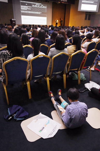 최근 서울 강남에서 한 사교육업체가 연 입시전략 설명회에서 자리가 없어 학생이 바닥에 앉아 자료를 읽고 있다. 박윤슬 기자 seul@seoul.co.kr 