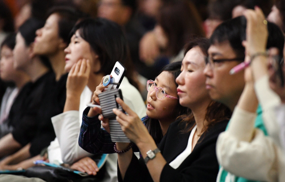 최근 서울 강남에서 한 사교육업체가 연 입시전략 설명회에서 학부모들이 영상 자료를 휴대전화로 찍고 있다. 박윤슬 기자 seul@seoul.co.kr
