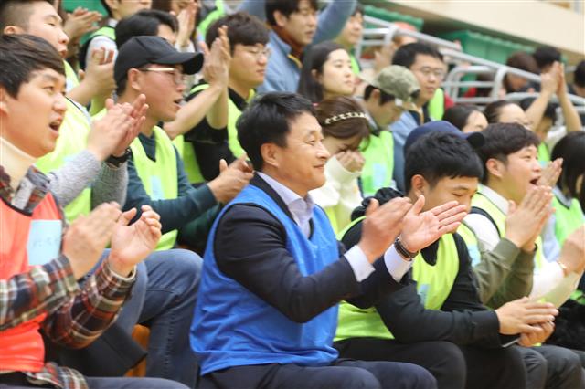 경북청년 대 난장판 행사서 박수치는 김상철 구미부시장