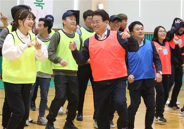 청년들과 ‘해피댄스’ 추는 이철우 경북지사