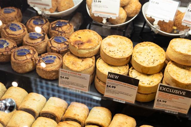 백화점 푸드코트 매대에 있는 파이들. 파이는 영국을 대표하는 음식이지만 파이전문점은 점점 사라지고 있다.