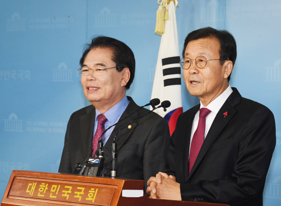 더불어민주당 5선 원혜영(오른쪽) 의원과 3선 백재현 의원이 11일 국회 정론관에서 내년 총선 불출마를 선언하고 있다.  김명국 선임기자 daunso@seoul.co.kr