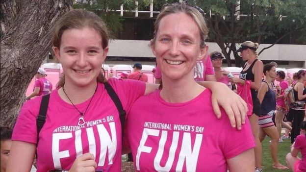 줄리(오른쪽)와 제시카 리처즈 모녀가 함께 마라톤 대회를 마친 뒤 활짝 웃고 있다. 두 사람은 뉴질랜드 화이트섬 화산 분출 실종자 명단에 이름을 올렸다. 페이스북 캡처