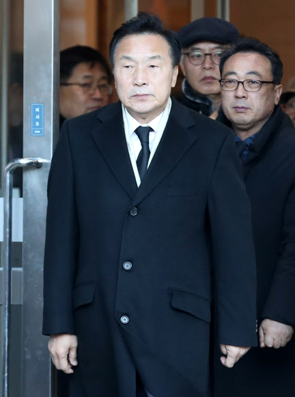 손학규 바른미래당 대표가 12일 오전 경기도 수원 아주대학교 병원에서 엄수된 고 김우중 전 대우그룹 회장 영결식에 참석하고 있다. 2019.12.12  연합뉴스