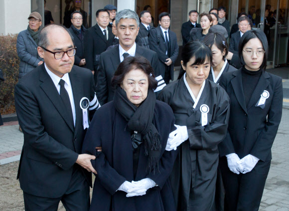 12일 오전 경기도 수원 아주대병원에서 거행된 고 김우중 전 대우그룹 회장 영결식에서 고 김우중 전 대우그룹 회장의 부인 정희자 여사와 유가족들이 슬픈 표정을 하고 있다. 2019.12.12 연합뉴스