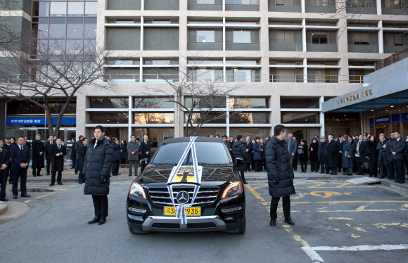 12일 오전 경기도 수원 아주대병원에서 거행된 고 김우중 전 대우그룹 회장 영결식에서 운구차가 장지로 출발할 준비를 하고 있다. 2019.12.12  연합뉴스