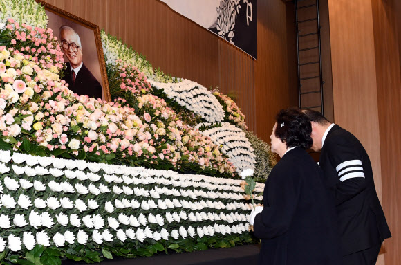 12일 오전 경기도 수원시 아주대병원 별관 대강당에서 열린 고(故) 김우중 전 대우그룹 회장 영결식에서 부인 정희자 씨와 장남 김선협 씨가 헌화하고 있다. 2019.12.12  연합뉴스