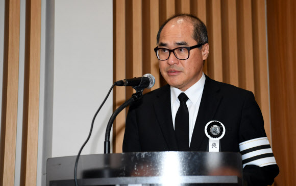 12일 오전 경기도 수원시 아주대병원 별관 대강당에서 열린 고(故) 김우중 전 대우그룹 회장 영결식에서 장남 김선협 씨가 유족을 대표해 인사말을 하고 있다. 2019.12.12  연합뉴스