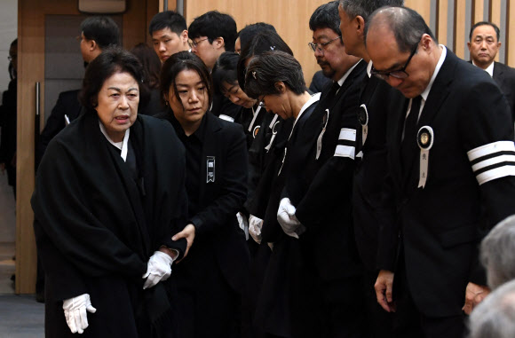 12일 오전 경기도 수원시 아주대병원 별관 대강당에서 열린 고(故) 김우중 전 대우그룹 회장 영결식에 부인 정희자 전 힐튼호텔 회장이 들어서고 있다. 2019.12.12  연합뉴스