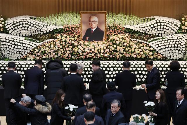 12일 오전 경기도 수원시 아주대병원 별관에서 엄수된 故 김우중 전 대우그룹 회장의 영결식에서 추모객들이 헌화하고 있다. 2019.12.12 뉴스1