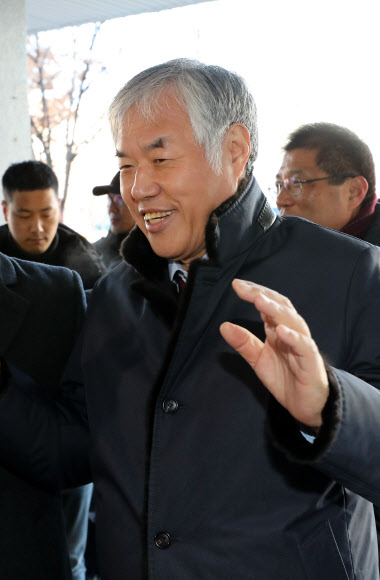 ‘문재인 하야 범국민투쟁본부’의 총괄대표인 전광훈 목사가 12일 오전 집시법(집회와 시위에 관한 법률) 위반 혐의에 대해 조사를 받기 위해 서울 종로경찰서로 출석하고 있다. 2019.12.12  연합뉴스