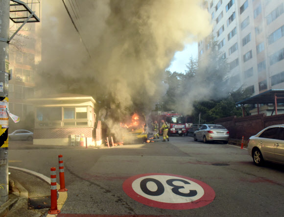 12일 오전 8시 25분께 광주 북구 용봉동의 한 아파트 앞 도로를 지나던 어린이집 통학 차량에서 불이 났다. 차량에는 운전원, 인솔 교사, 어린이 2명(5세, 7세)이 타고 있었으나 불이 번지기 전 대피해 인명피해는 발생하지 않았다. 2019.12.12  광주 북부소방서 제공