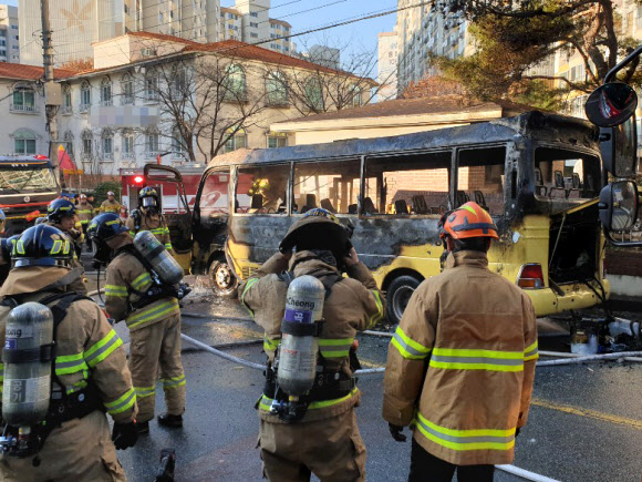 12일 오전 8시 25분께 광주 북구의 한 아파트 앞 도로에서 어린이집 통학 차량에 불이 나 소방대원이 진화 작업을 하고 있다. 차량에 타고 있던 어린이 2명과 인솔교사, 운전자 등은 대피해 인명피해는 발생하지 않았다. 2019.12.12  독자 제공