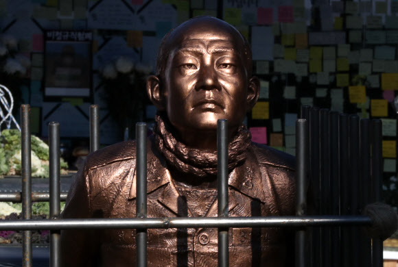 신군부가 일으킨 12·12 군사반란 40주년인 12일 5·18 관련 단체 회원들이 서울 광화문광장에서 전두환 전 대통령의 구속 수사를 촉구하는 기자회견을 한 뒤 이를 상징적으로 표현하기 위해 제작한 조형물을 세워놓았다. 2019.12.12  연합뉴스