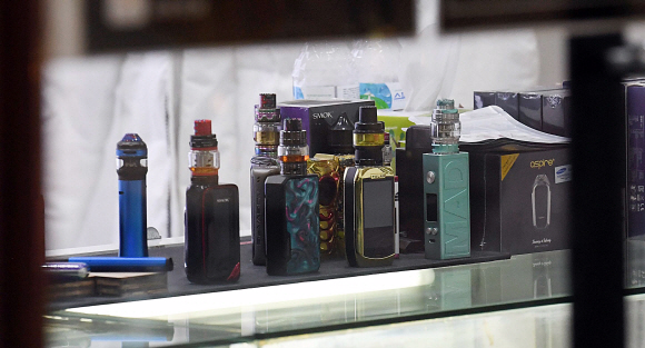 보건당국이 12일 액상형 전자담배의 성분 분석결과를 발표한 가운데 서울 한 전자담배 매장 매대에 액상형 전자담배가 진열되어 있다. 2019. 12. 12 정연호 기자 tpgod@seoul.co.kr