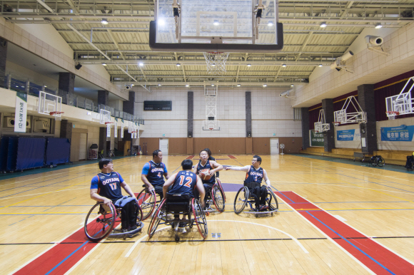 최근 경기 고양시재활스포츠센터에 모인 고양파이브휠스 농구단 소속 장애인 동호인들이 연습 경기를 하고 있다.