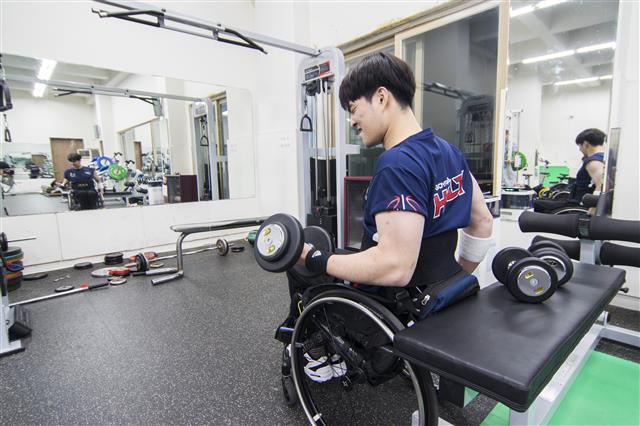 휠체어 농구 동호인 공대영씨가 경기 시작 전 팔운동을 하고 있다. 휠체어 농구 선수들은 본격 훈련에 들어가기 전 팔과 어깨 근육을 단련해 몸을 준비시킨다.
