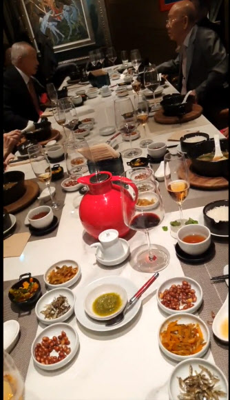 전두환 전 대통령이 12·12 군사반란을 일으킨 지 40년이 되는 날인 12일 전씨가 군사 반란에 가담했던 인물들과 서울 강남의 고급 음식점에서 기념 오찬을 즐기는 장면을 정의당 임한솔 부대표가 직접 촬영해 언론에 12일 공개했다.  2019.12.12    정의당 제공