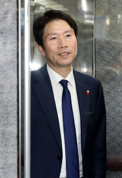 더불어민주당 이인영 원내대표가 12일 국회의장실을 방문한 뒤 엘리베이터에 타면서 기자들의 질문에 답하고 있다. 연합뉴스