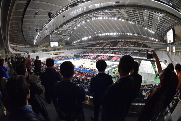 일본 도쿄에서 열린 ‘2020 도쿄올림픽 미디어 브리핑 베뉴투어’에 참가한 기자들이 올림픽 탁구 경기가 열릴 도쿄 메트로폴리탄체육관을 취재하고 있다. 2019. 10.16. 정연호 기자tpgod@seoul.co.kr