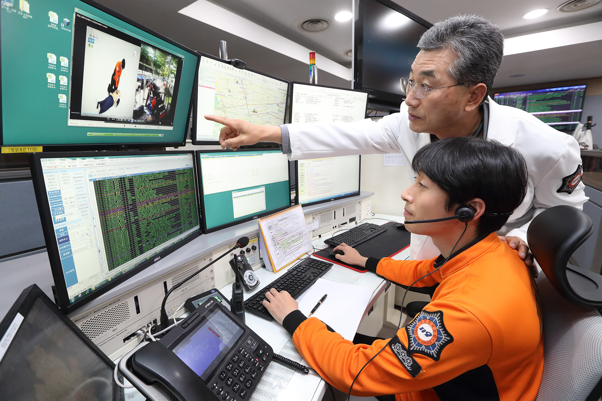 서울 종합방재센터 119 영상신고 센터에서 상황실 직원이 응급 신고자와 5G 영상통화를 하고 있다.  KT제공